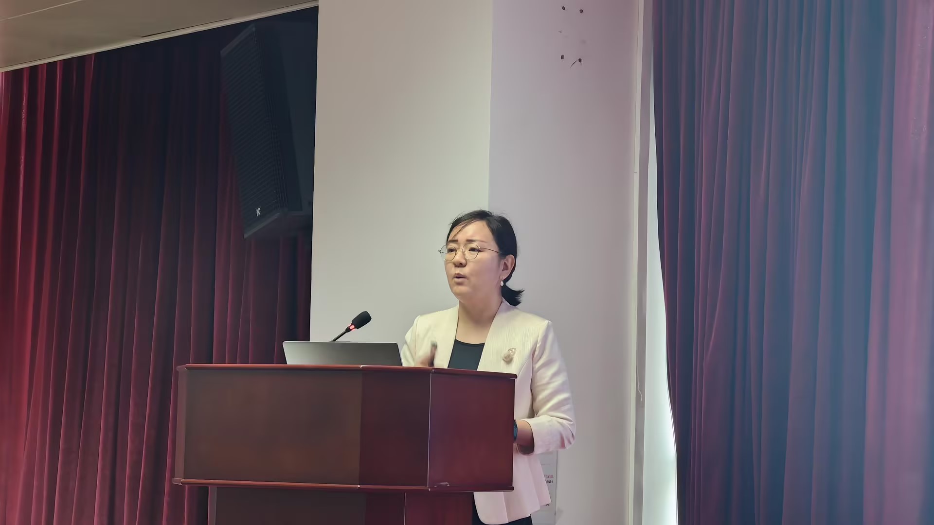 革新医学科研：菁易科研教研总监王飞博士海南医科大开讲，深度解读AI赋能新范式